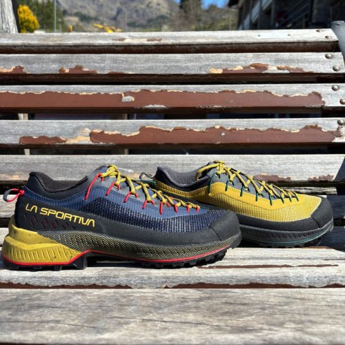 Carousel post from almareafootwear.