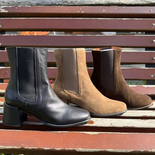 Carousel post from almareafootwear.