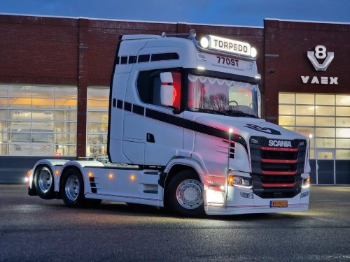 Carousel post from vaexthetrucktraders.