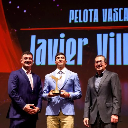 Carousel post from pelotavascachile.