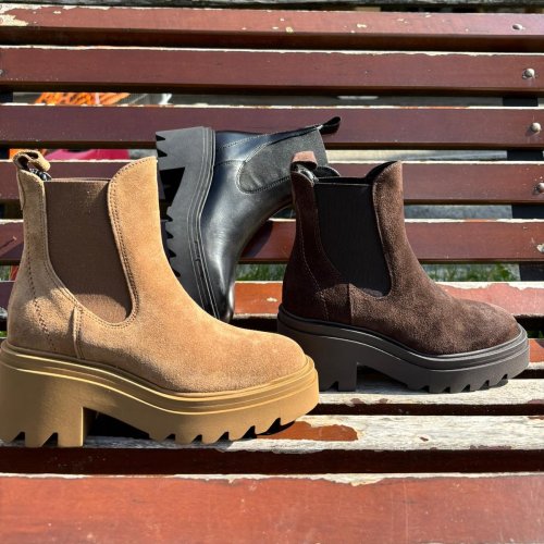 Carousel post from almareafootwear.