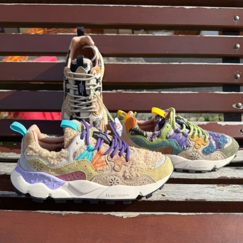 Carousel post from almareafootwear.