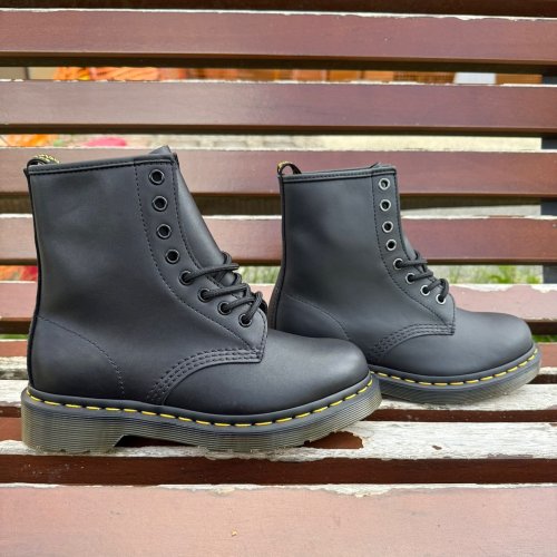 Carousel post from almareafootwear.