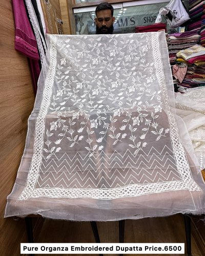 Carousel post from akbar_fabrics_.