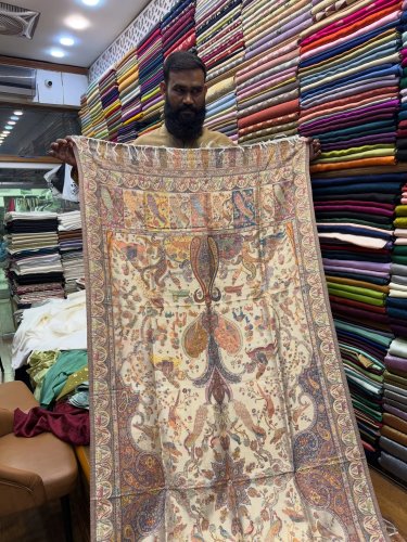 Carousel post from akbar_fabrics_.