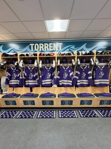 Carousel post from uw_icehockey.