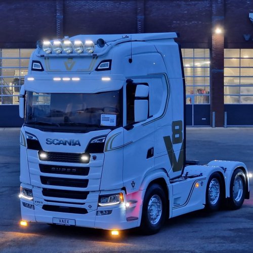 Carousel post from vaexthetrucktraders.