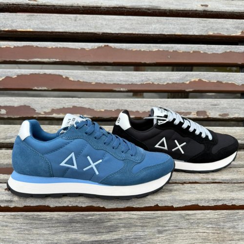 Carousel post from almareafootwear.