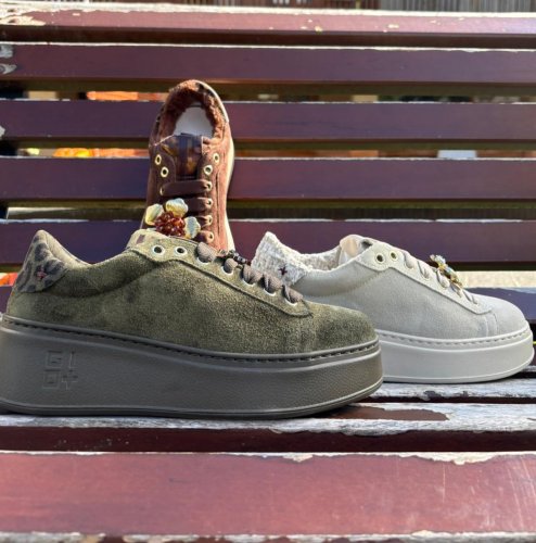 Carousel post from almareafootwear.