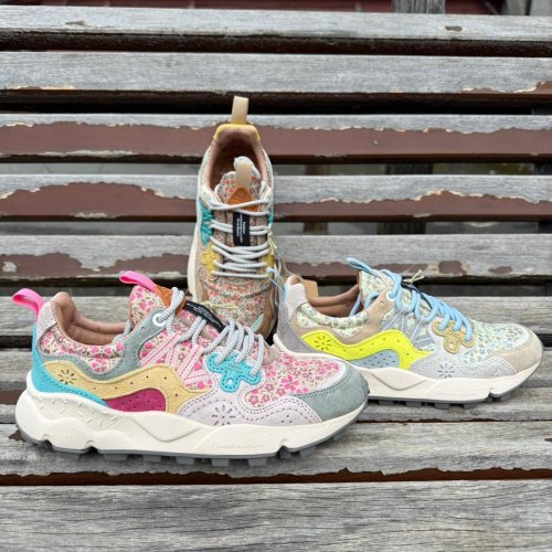 Carousel post from almareafootwear.