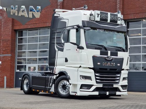 Carousel post from vaexthetrucktraders.