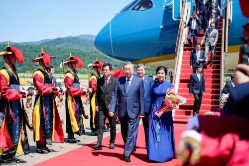 Carousel post from dc.artgallery.