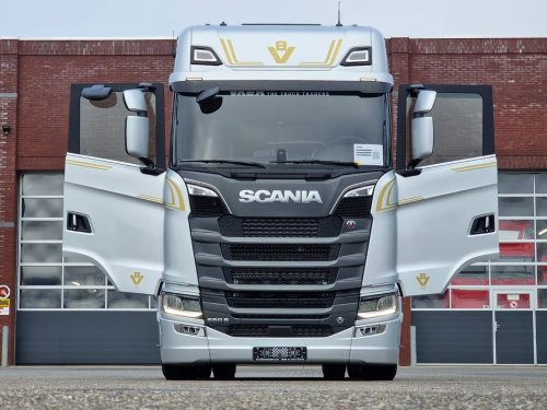 Carousel post from vaexthetrucktraders.