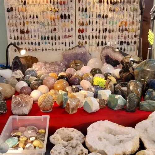 Carousel post from lemondemagiquedescristaux.