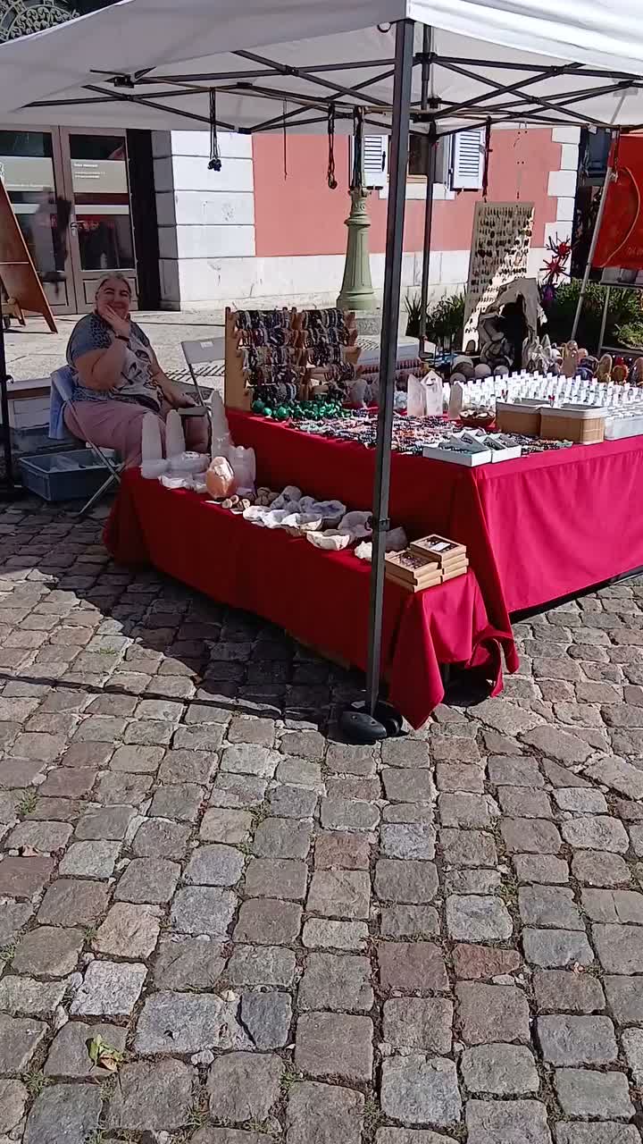Video post from lemondemagiquedescristaux.