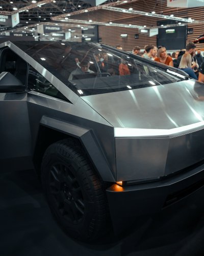 Carousel post from salonautolyon.