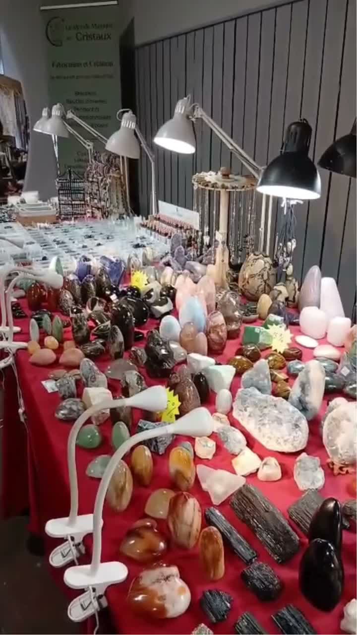 Video post from lemondemagiquedescristaux.