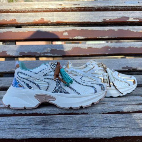 Carousel post from almareafootwear.