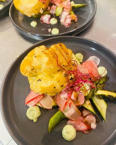 Carousel post from miditreizepontarlier.