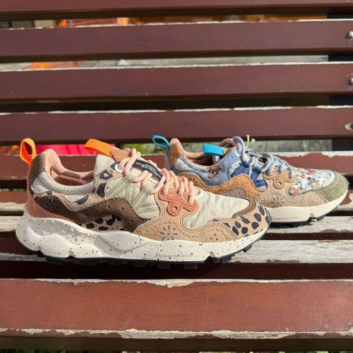 Carousel post from almareafootwear.