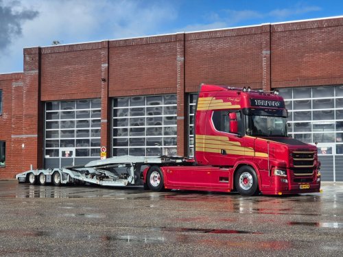 Carousel post from vaexthetrucktraders.