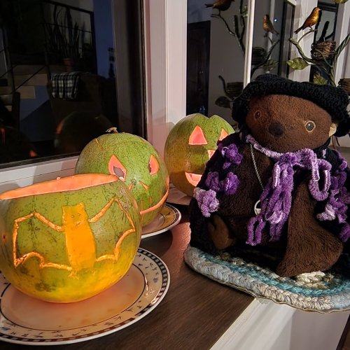 Carousel post from batsy_the_bat.