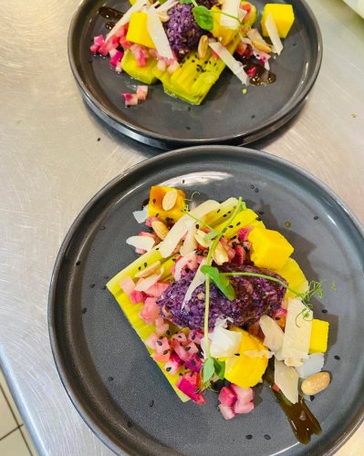 Carousel post from miditreizepontarlier.