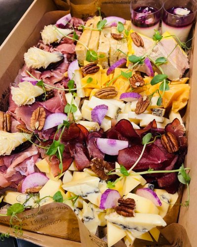 Carousel post from miditreizepontarlier.