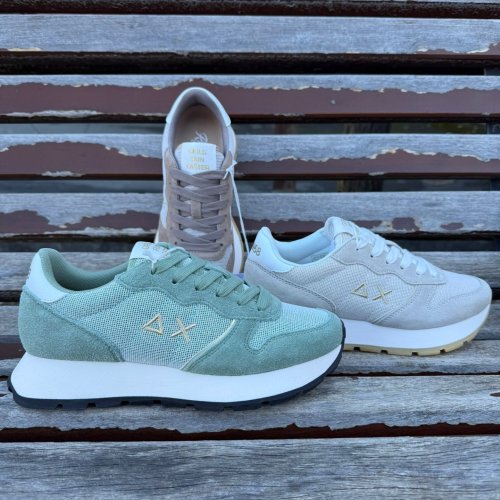 Carousel post from almareafootwear.