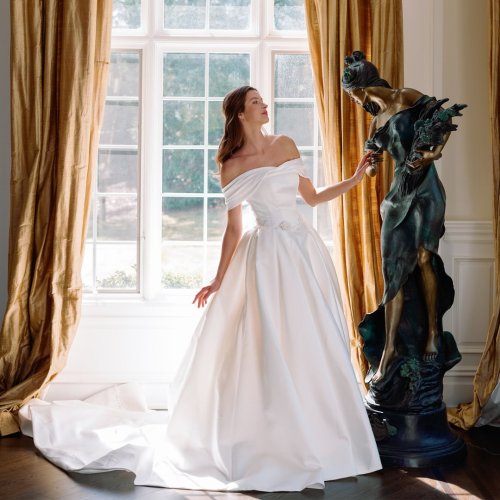 Carousel post from lelitebridal.