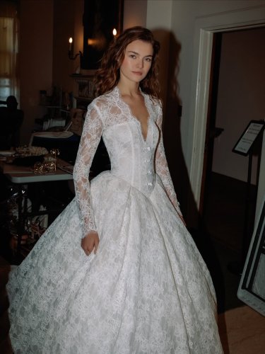 Carousel post from jolibride.