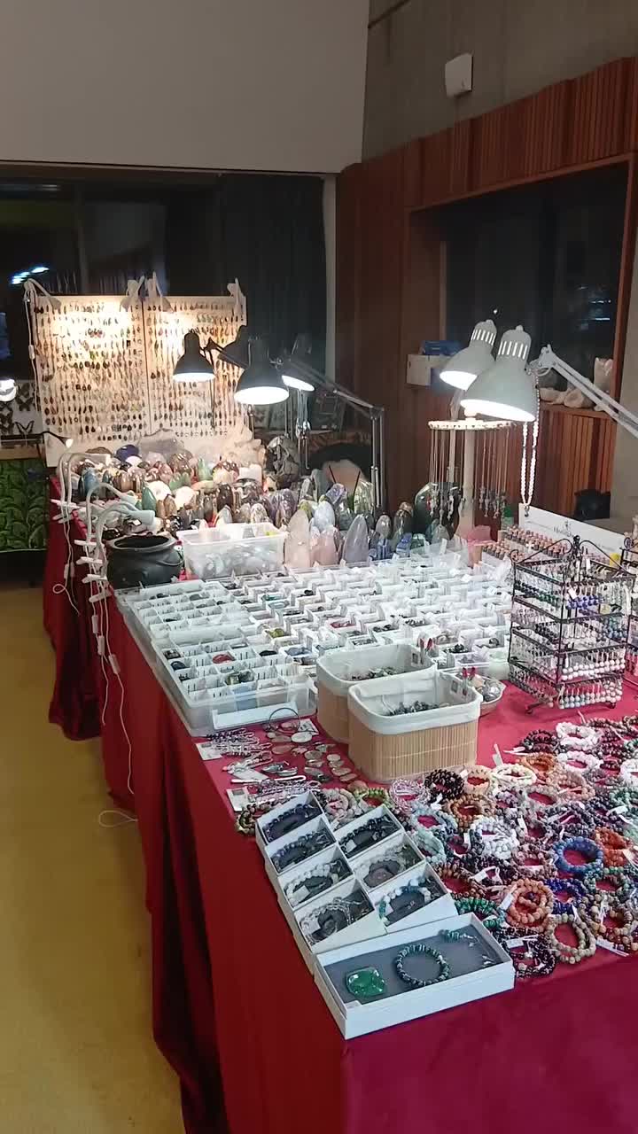 Video post from lemondemagiquedescristaux.