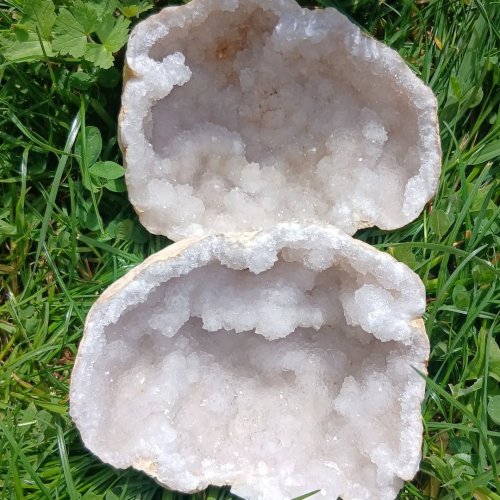 Carousel post from lemondemagiquedescristaux.