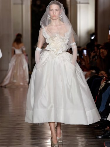 Carousel post from lelitebridal.