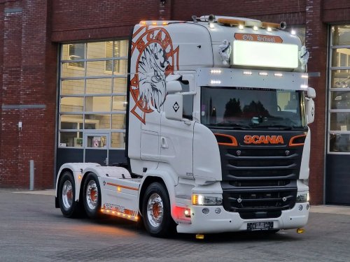 Carousel post from vaexthetrucktraders.