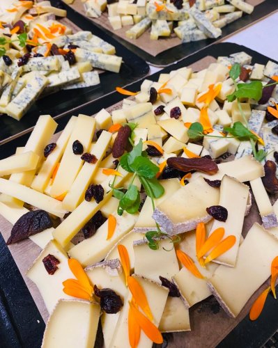 Carousel post from miditreizepontarlier.