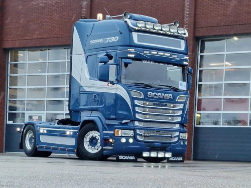 Carousel post from vaexthetrucktraders.