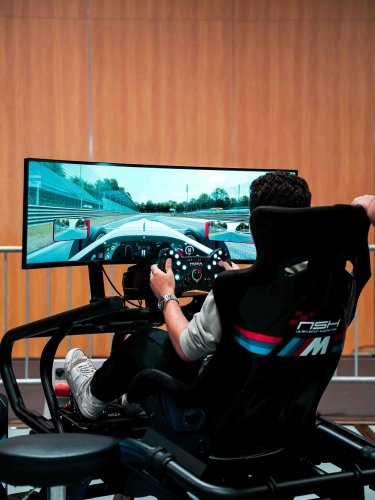 Carousel post from salonautolyon.