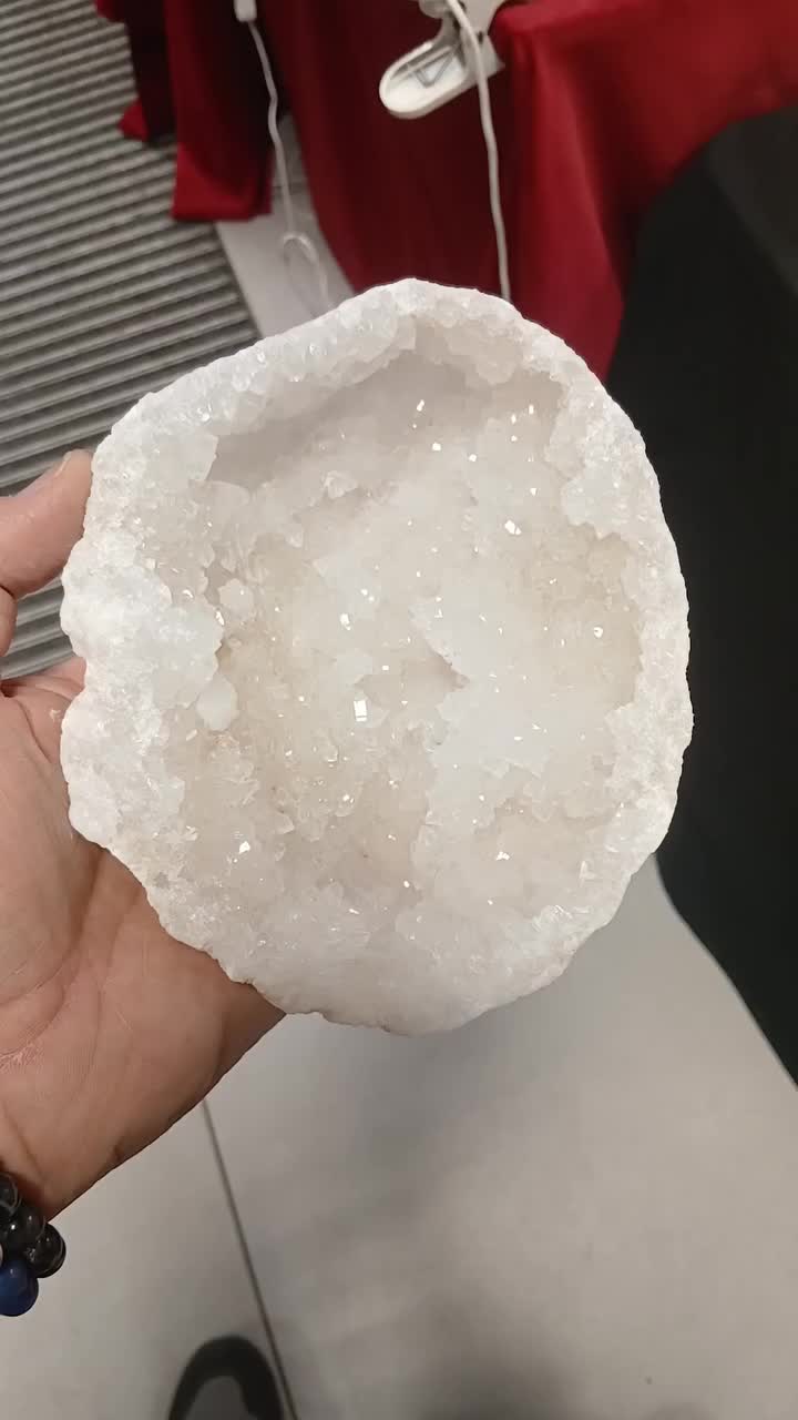 Video post from lemondemagiquedescristaux.