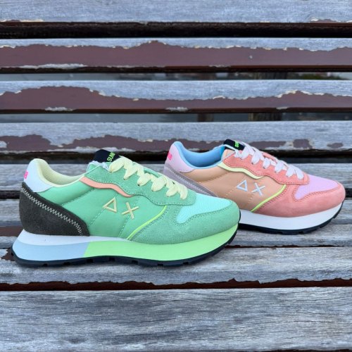 Carousel post from almareafootwear.