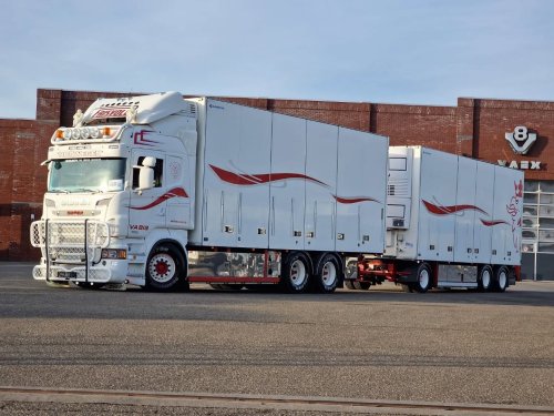 Carousel post from vaexthetrucktraders.