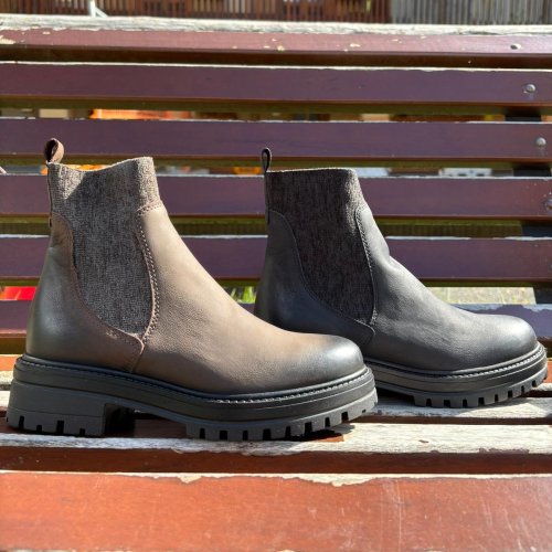 Carousel post from almareafootwear.