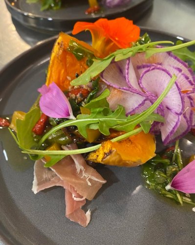 Carousel post from miditreizepontarlier.