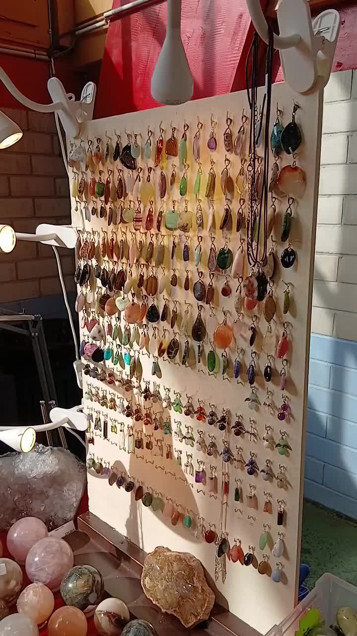 Video post from lemondemagiquedescristaux.