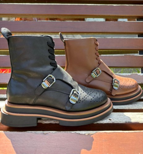 Carousel post from almareafootwear.