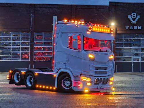 Carousel post from vaexthetrucktraders.