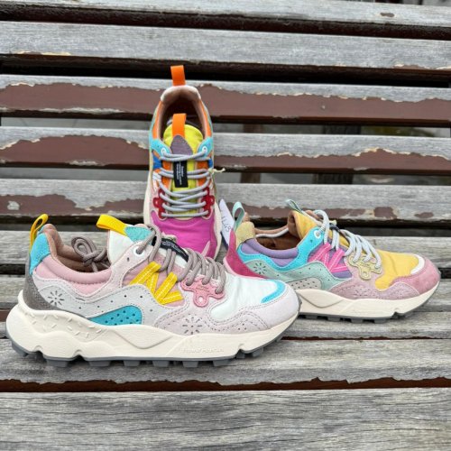 Carousel post from almareafootwear.