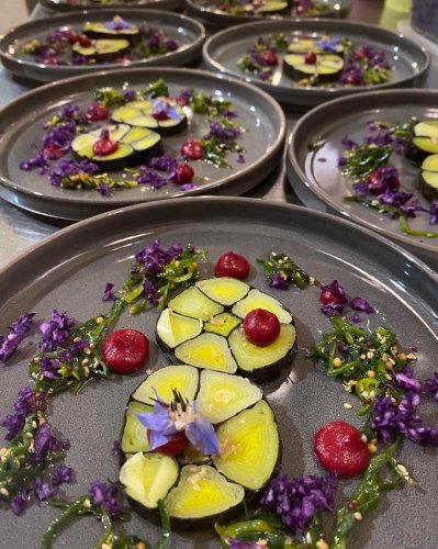 Carousel post from miditreizepontarlier.