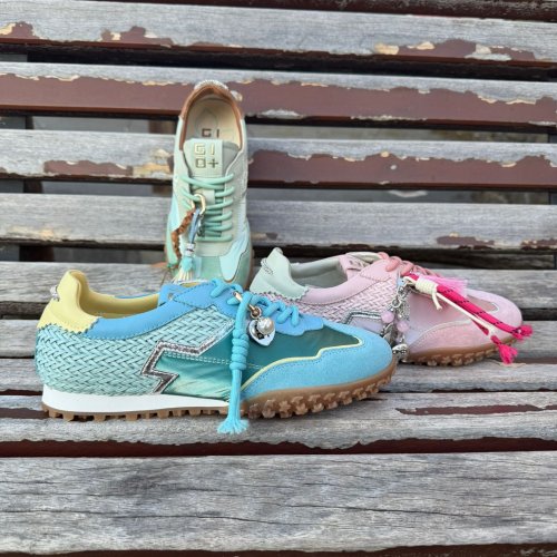 Carousel post from almareafootwear.