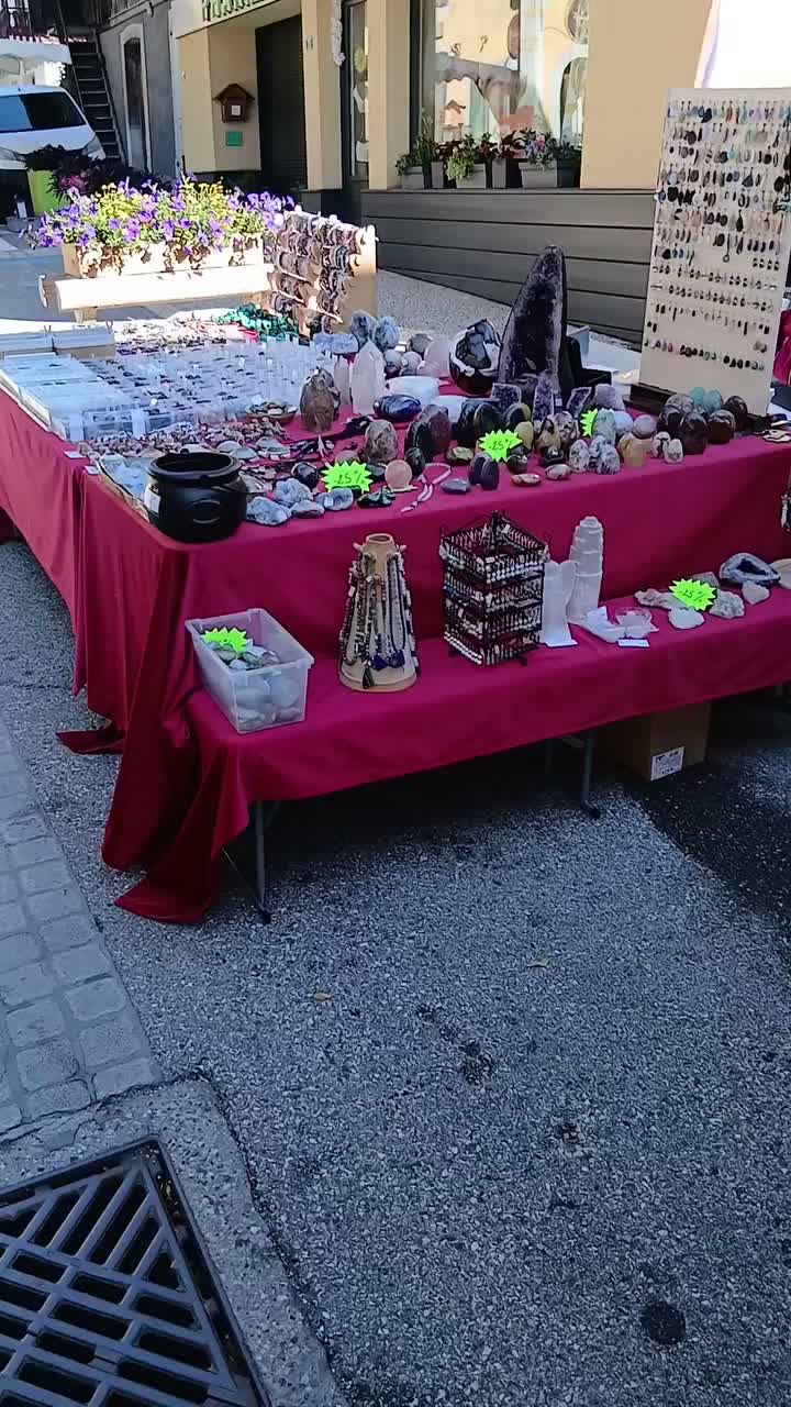 Video post from lemondemagiquedescristaux.